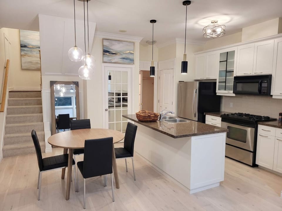Kitchen or kitchenette, Dining area, dishwasher, oven, stove