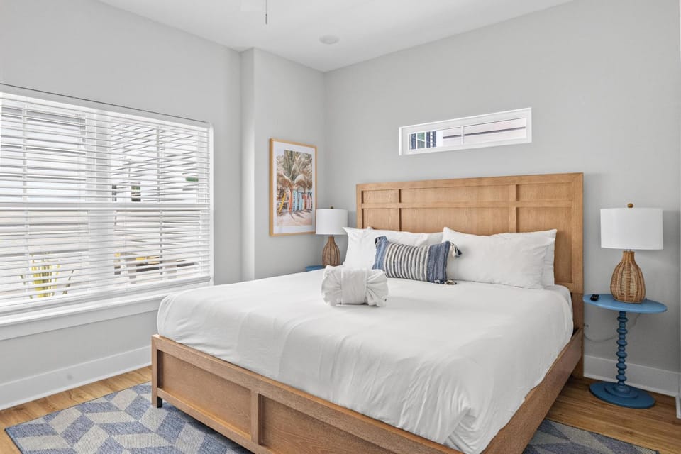 Hang Ten House- 2.5 Blocks to Beach- Pet Friendly House in Myrtle Beach