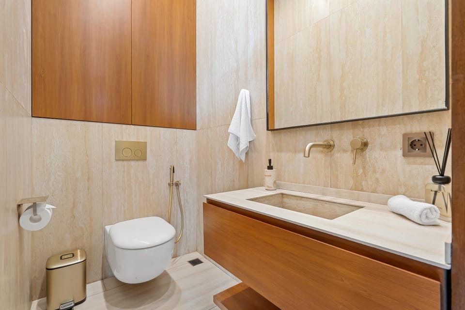 Toilet, bidet, towels