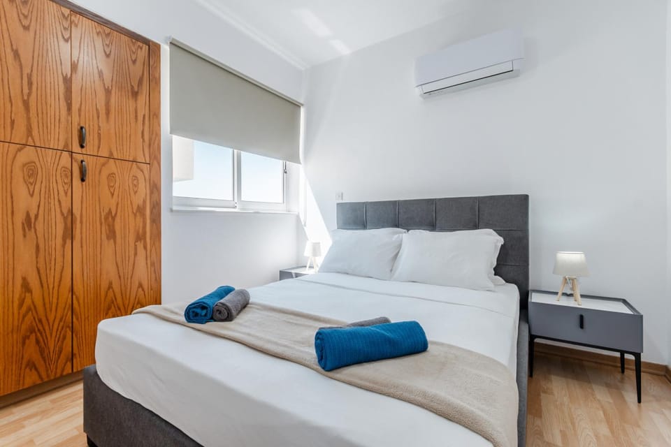 Bed, Bedroom, towels, wardrobe, air conditioner