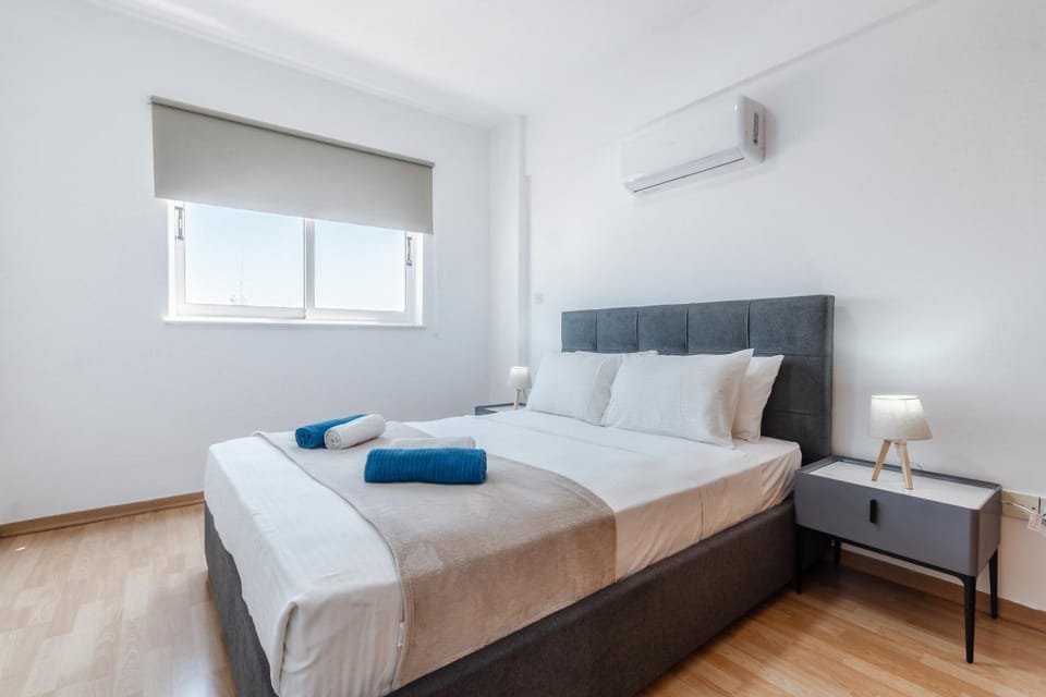 Bed, Bedroom, towels, air conditioner