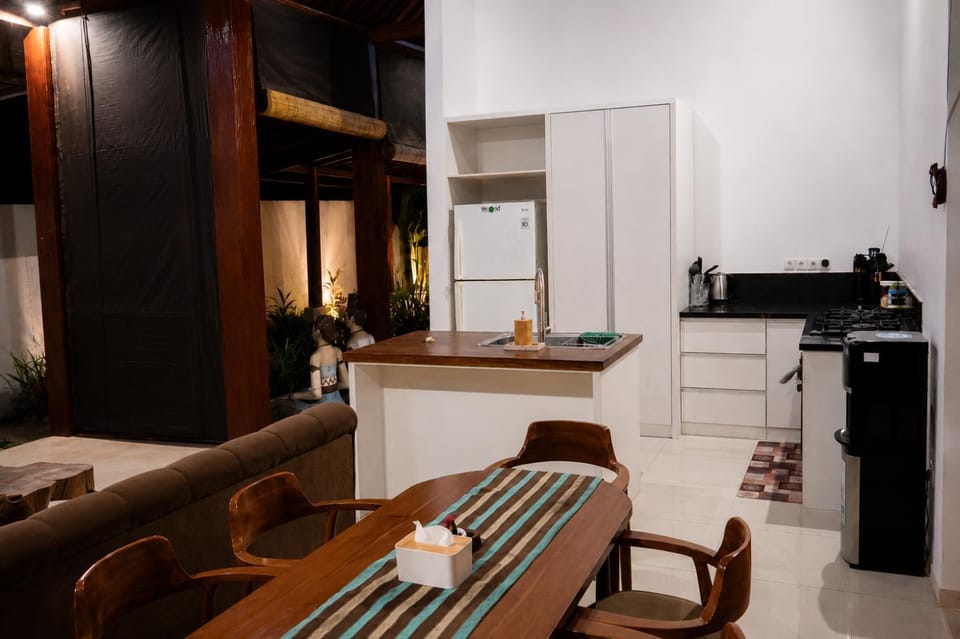 Kitchen or kitchenette, Seating area, Dining area, oven, stove