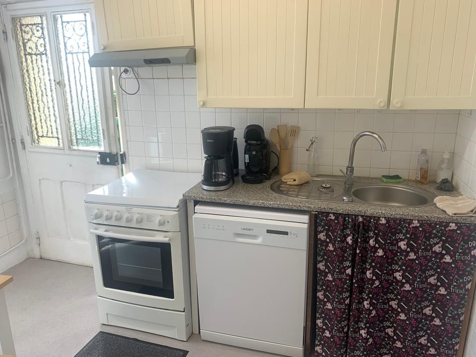 Kitchen or kitchenette, dishwasher, oven
