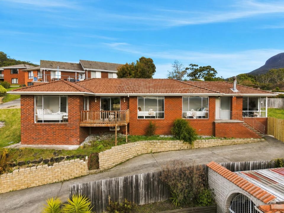 Spacious 4BR Home with Mountain Views & BBQ House in Glenorchy