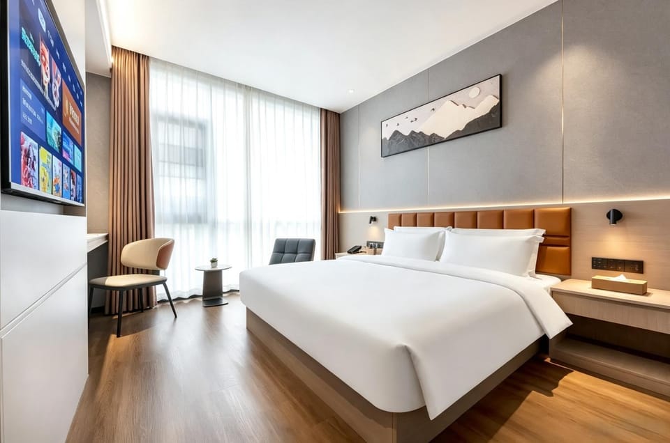 Bed, TV and multimedia, Photo of the whole room, Seating area, Bedroom