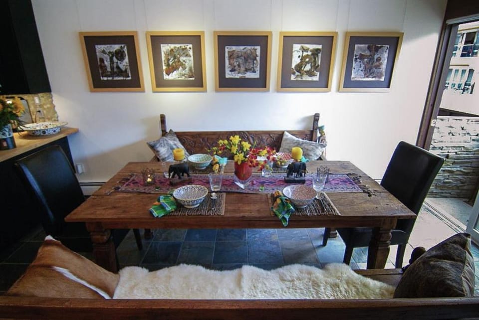 Food and drinks, Seating area, Dining area