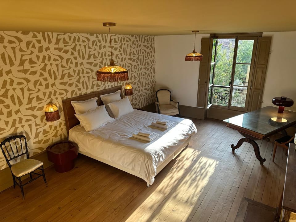 Bed, Night, People, Photo of the whole room, Bedroom, furniture, air conditioner, air conditioner
