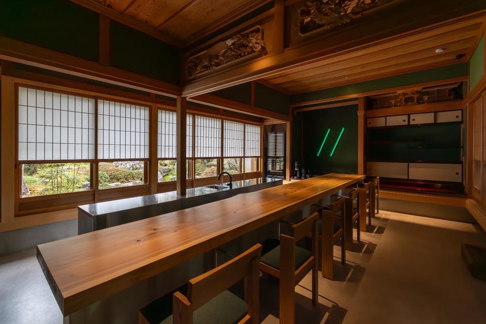 Restaurant/places to eat, Lounge or bar