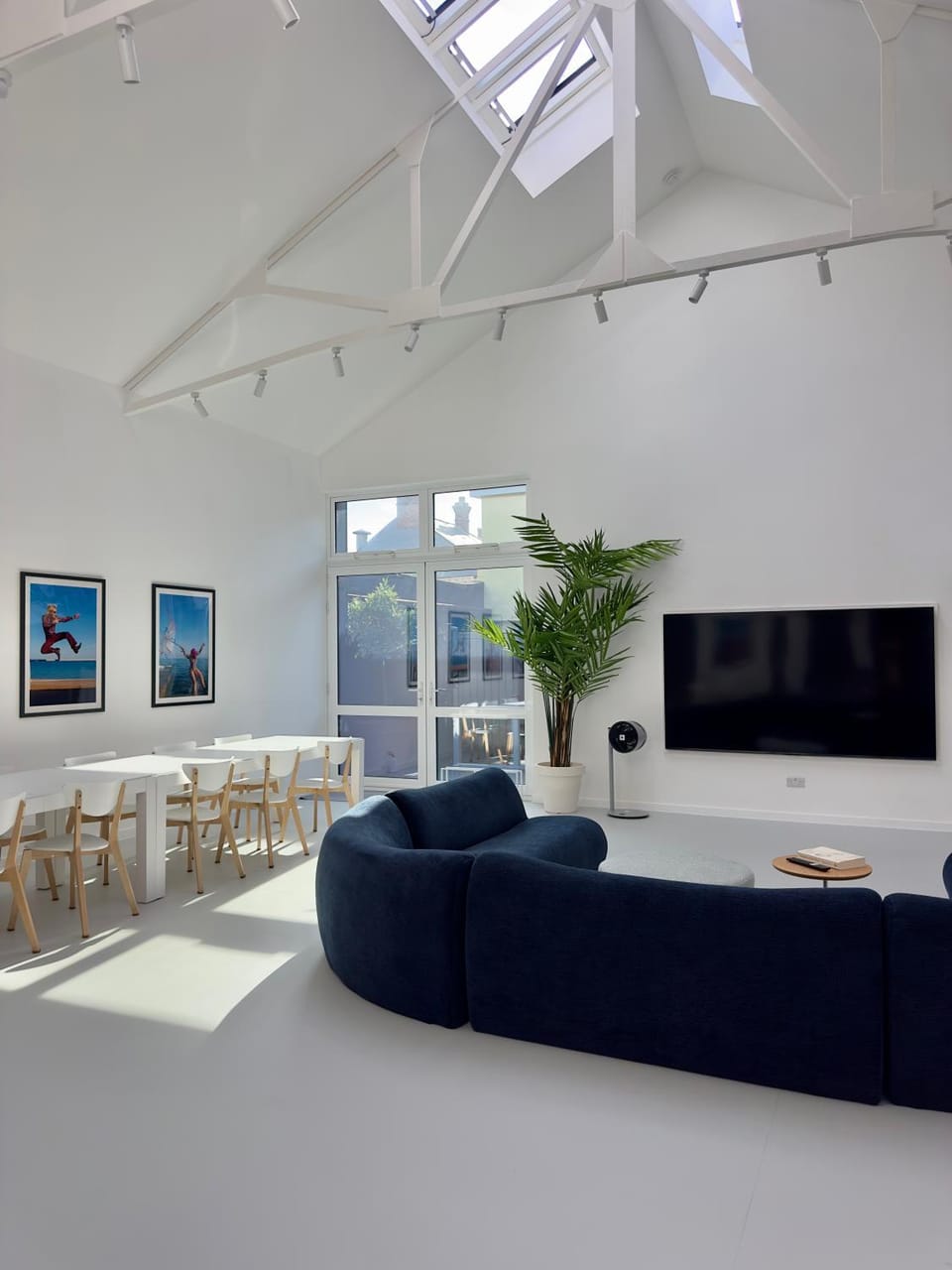 Communal lounge/ TV room, TV and multimedia, Living room, Seating area, Evening entertainment