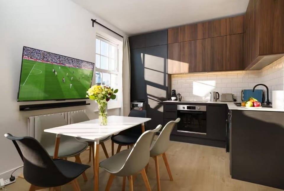 TV and multimedia, Coffee/tea facilities, Kitchen or kitchenette, Living room, Seating area, Dining area, minibar, stove