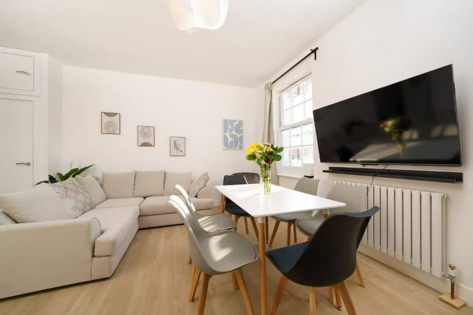 Communal lounge/ TV room, TV and multimedia, Living room, Seating area, Dining area, Evening entertainment