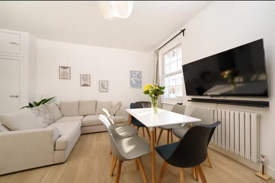 Communal lounge/ TV room, TV and multimedia, Living room, Seating area, Dining area, Evening entertainment