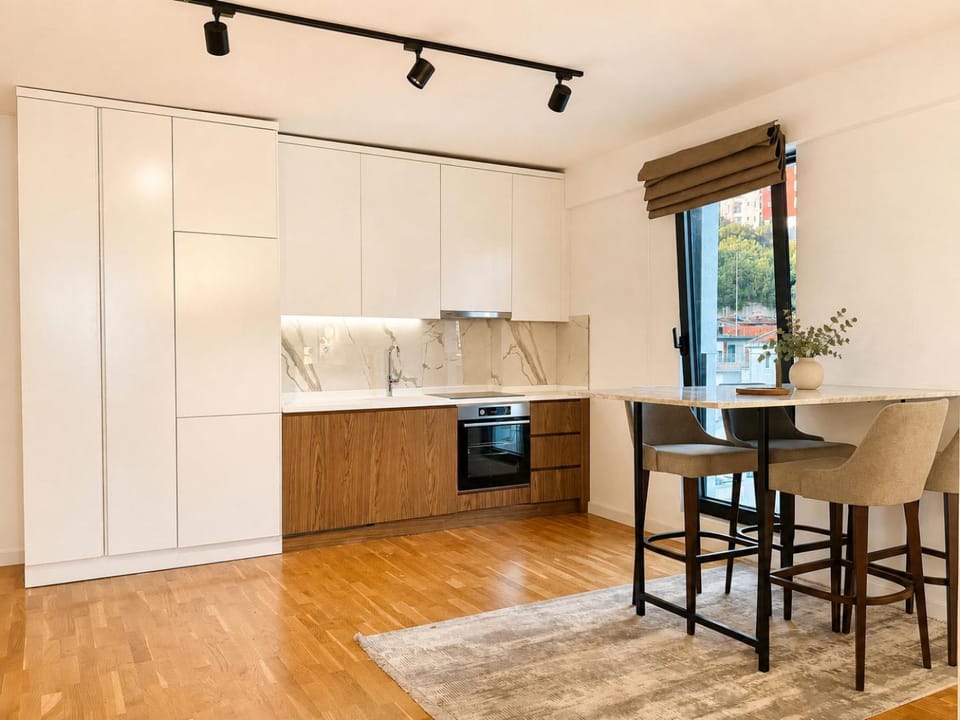 Kitchen or kitchenette, Living room, Seating area, Dining area, minibar, oven, pet friendly, stove