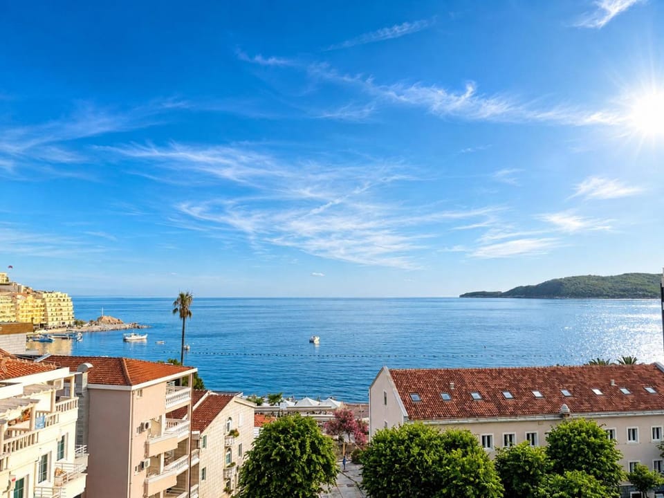 Nearby landmark, Day, Natural landscape, City view, Lake view, Mountain view, River view, Sea view