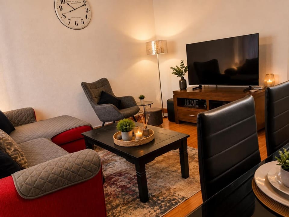 TV and multimedia, Living room, Seating area, Evening entertainment