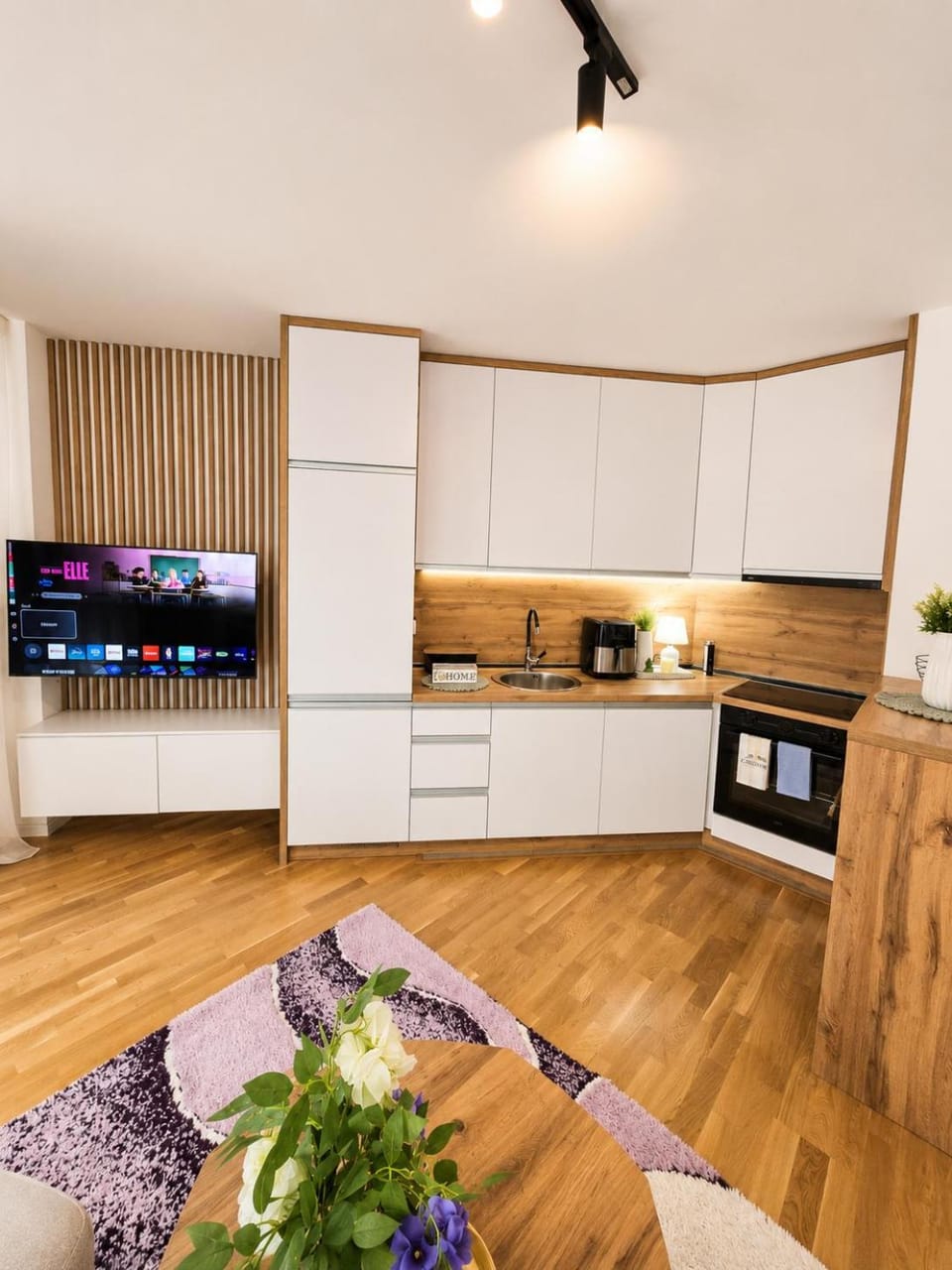 TV and multimedia, Coffee/tea facilities, Kitchen or kitchenette, minibar, oven, stove
