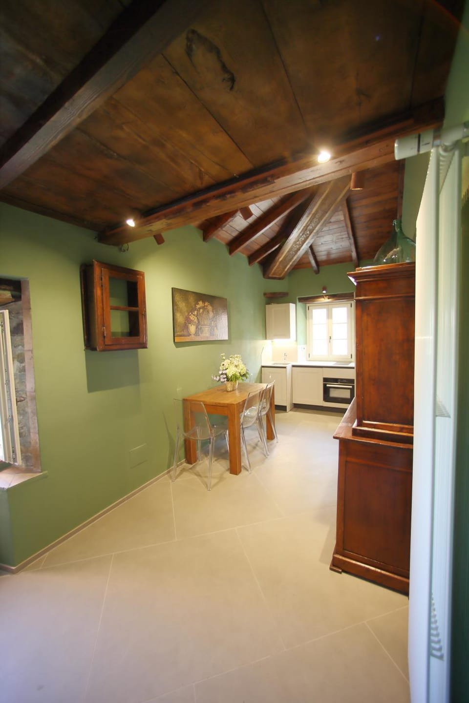 Kitchen or kitchenette, Dining area