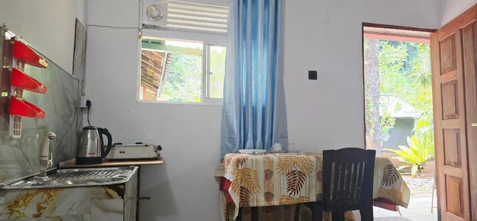 Ceylon Shine Jungle Studio Room Bed and Breakfast in Kandy
