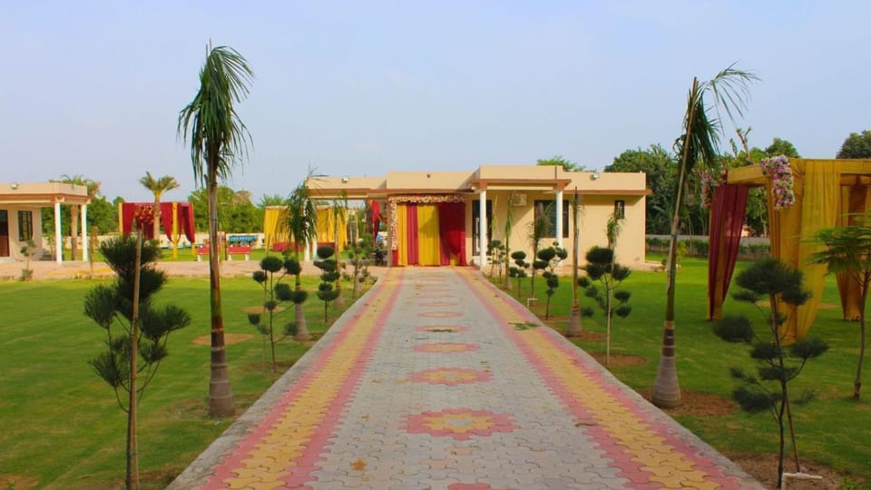 Property building, Day, Natural landscape, Garden, Garden view