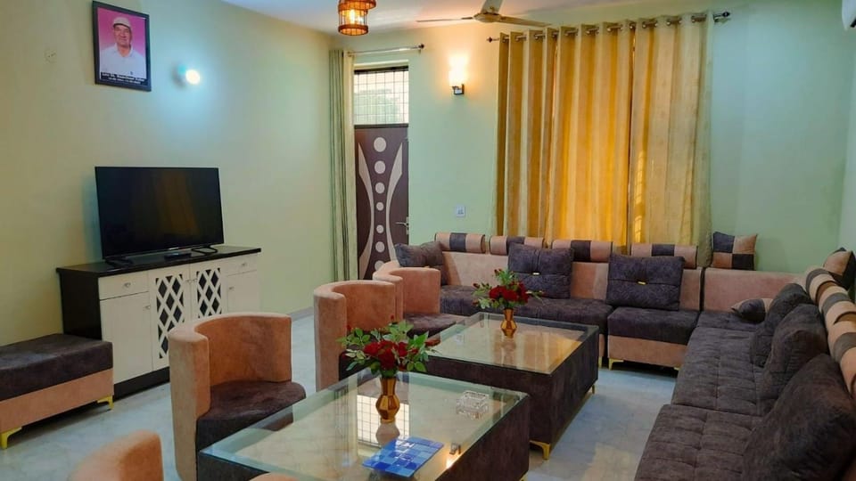 Communal lounge/ TV room, Living room, Seating area