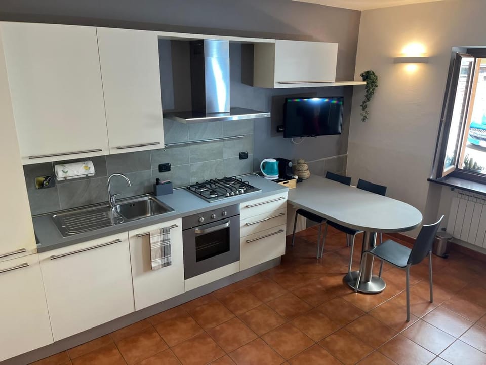 TV and multimedia, Coffee/tea facilities, Kitchen or kitchenette, Living room, dishwasher, oven, pet friendly, stove, toaster, kitchen