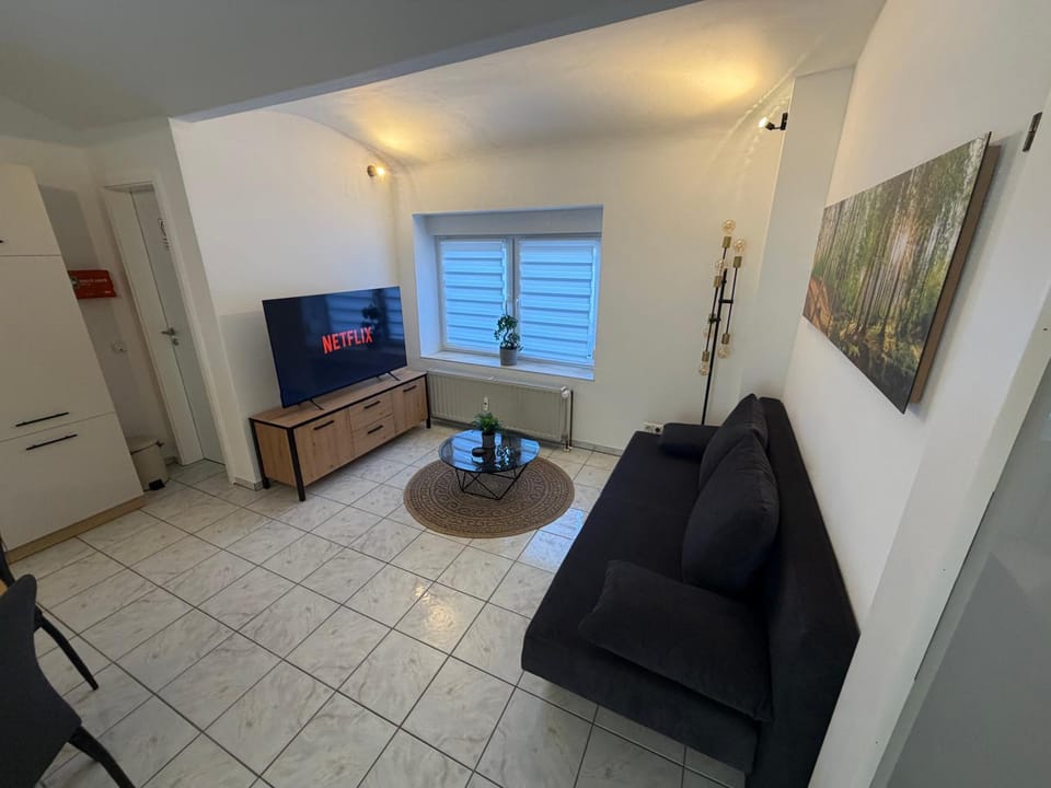 TV and multimedia, Living room, Seating area, Evening entertainment