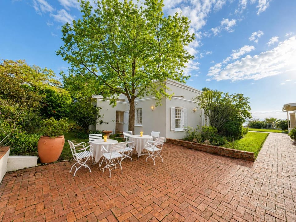 Property building, Patio, Spring, Day, Garden, Dining area, Garden view