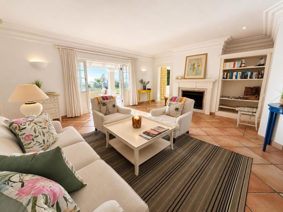 Living room, Seating area, internet