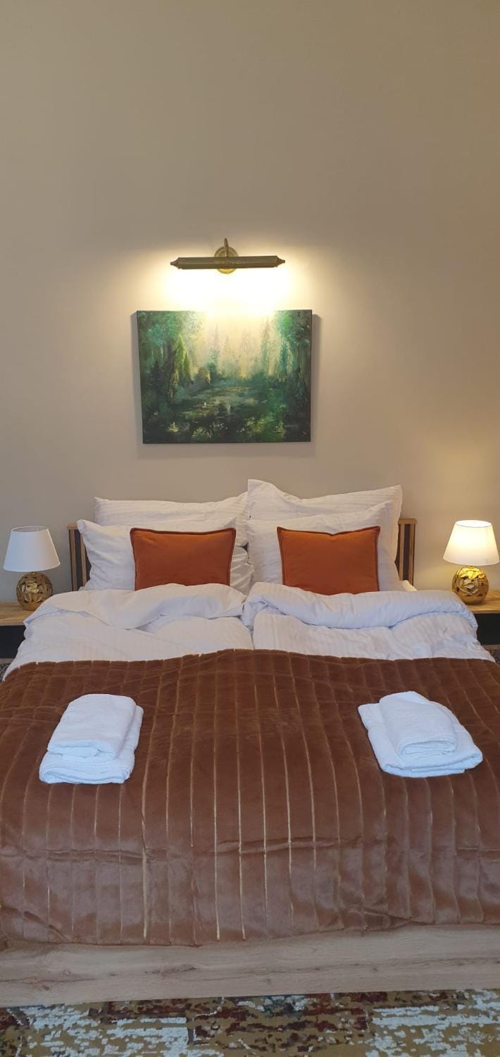 Bed, Photo of the whole room, towels