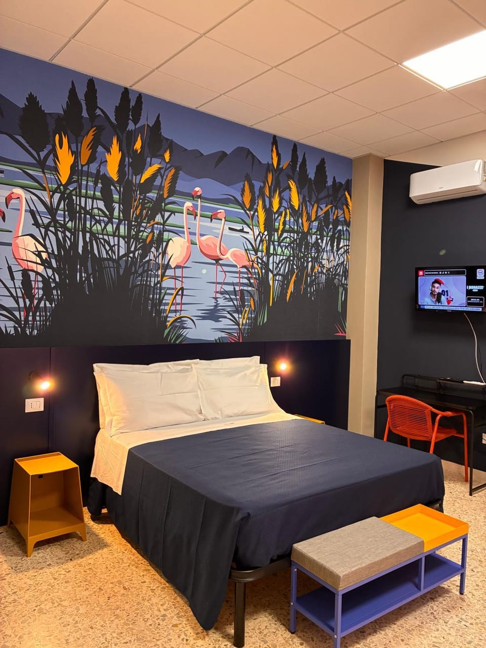 Bed, TV and multimedia, Photo of the whole room, Bedroom