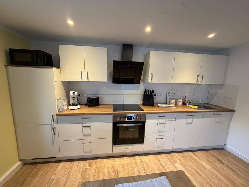 Coffee/tea facilities, Kitchen or kitchenette, dishwasher, oven, stove, toaster
