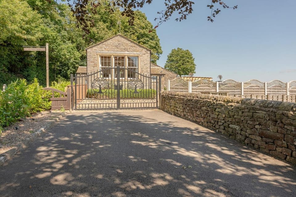The Old School House with Hot Tub and Sleeps 16 House in Craven District
