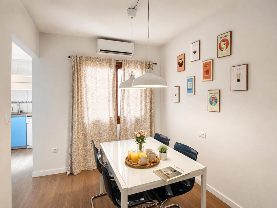 Kitchen or kitchenette, Food and drinks, Dining area