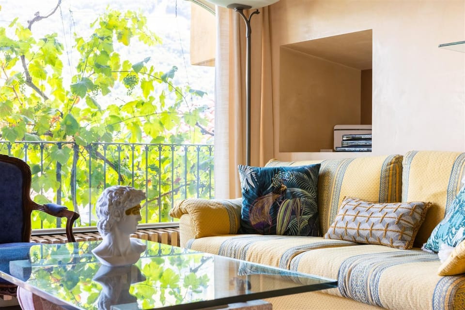 Garden, View (from property/room), Living room, Seating area, Garden view