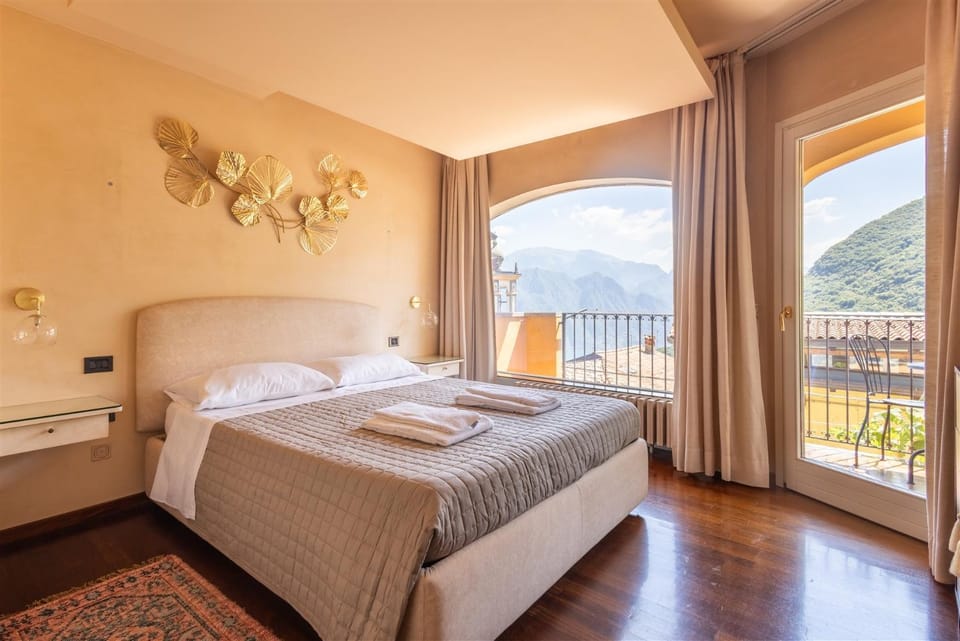Bed, Natural landscape, View (from property/room), Balcony/Terrace, Photo of the whole room, Bedroom, Mountain view, towels