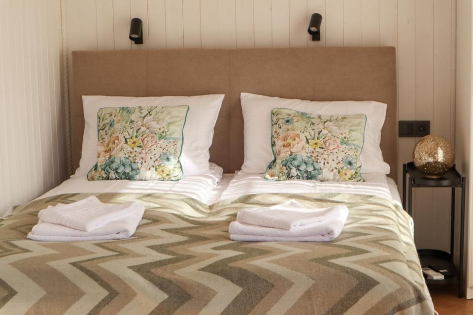 Bed, towels