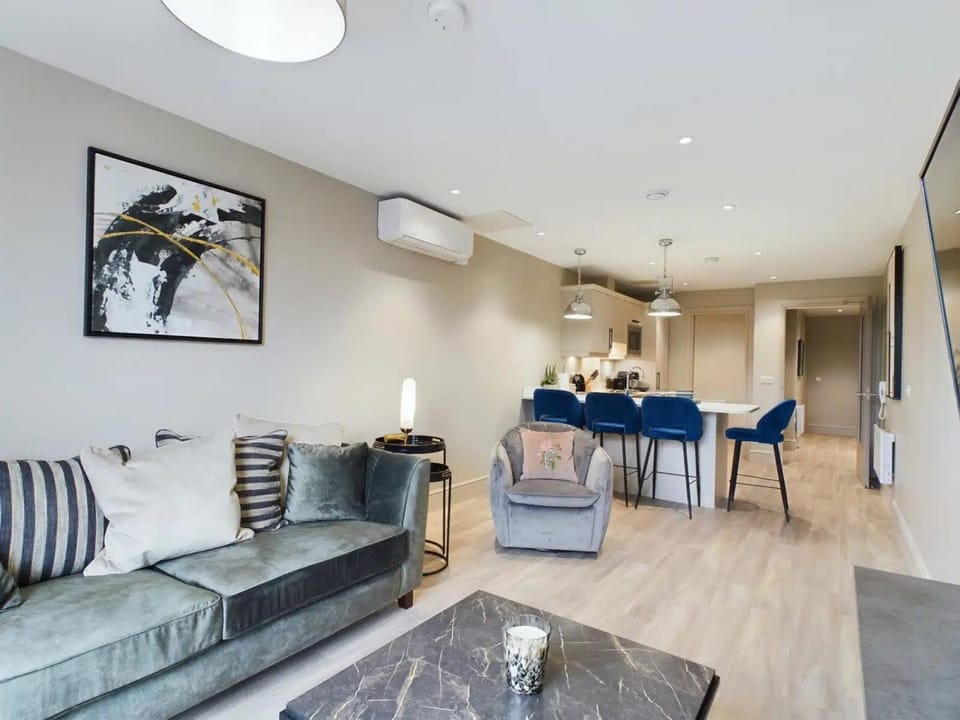 TV and multimedia, Living room, Decorative detail, Seating area, Dining area, furniture, acessibility, air conditioner