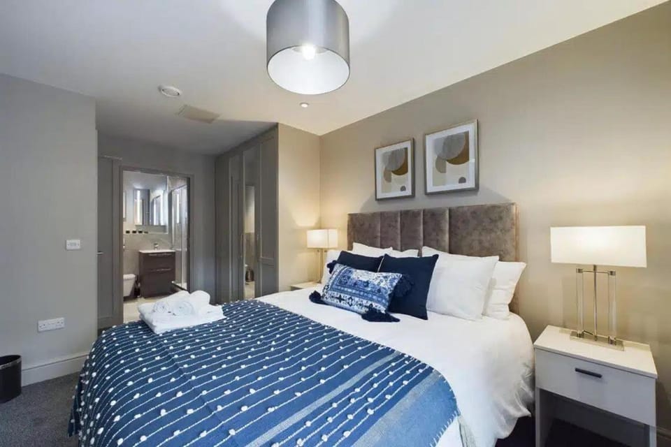 Bed, Bathroom, Photo of the whole room, Decorative detail, Bedroom, furniture, towels, wardrobe, acessibility