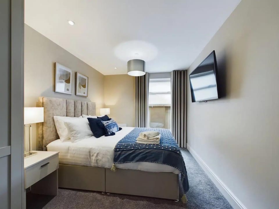 Bed, TV and multimedia, View (from property/room), Photo of the whole room, Decorative detail, Bedroom, furniture, acessibility