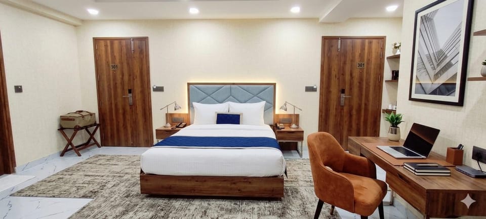 Bed, TV and multimedia, Photo of the whole room, Seating area, Bedroom