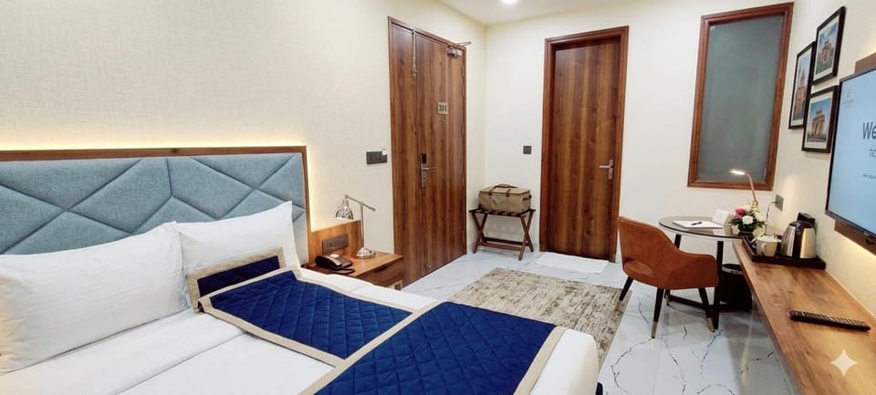 Bed, TV and multimedia, Photo of the whole room, Seating area, wardrobe