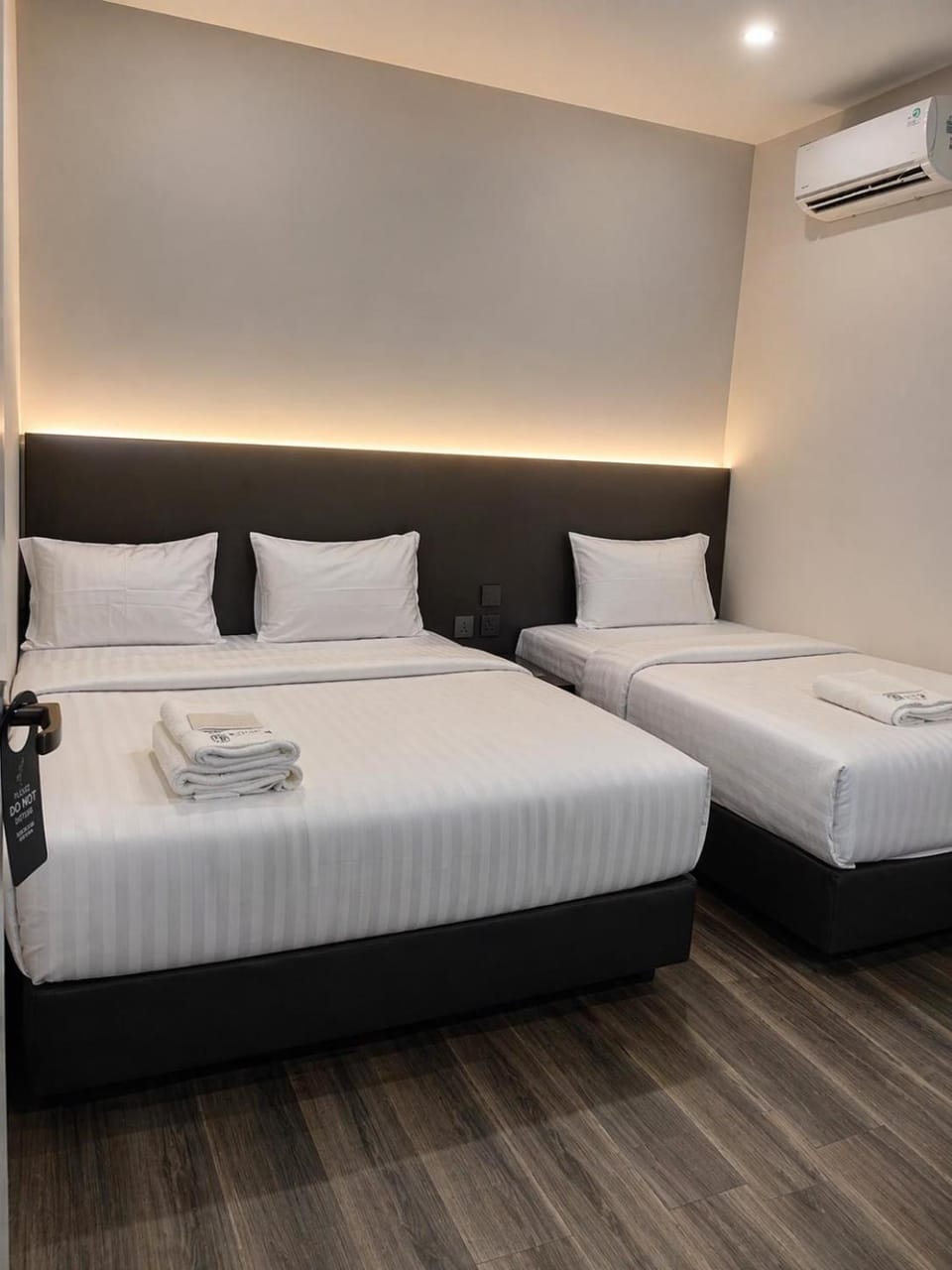 Bed, Bedroom, towels, air conditioner