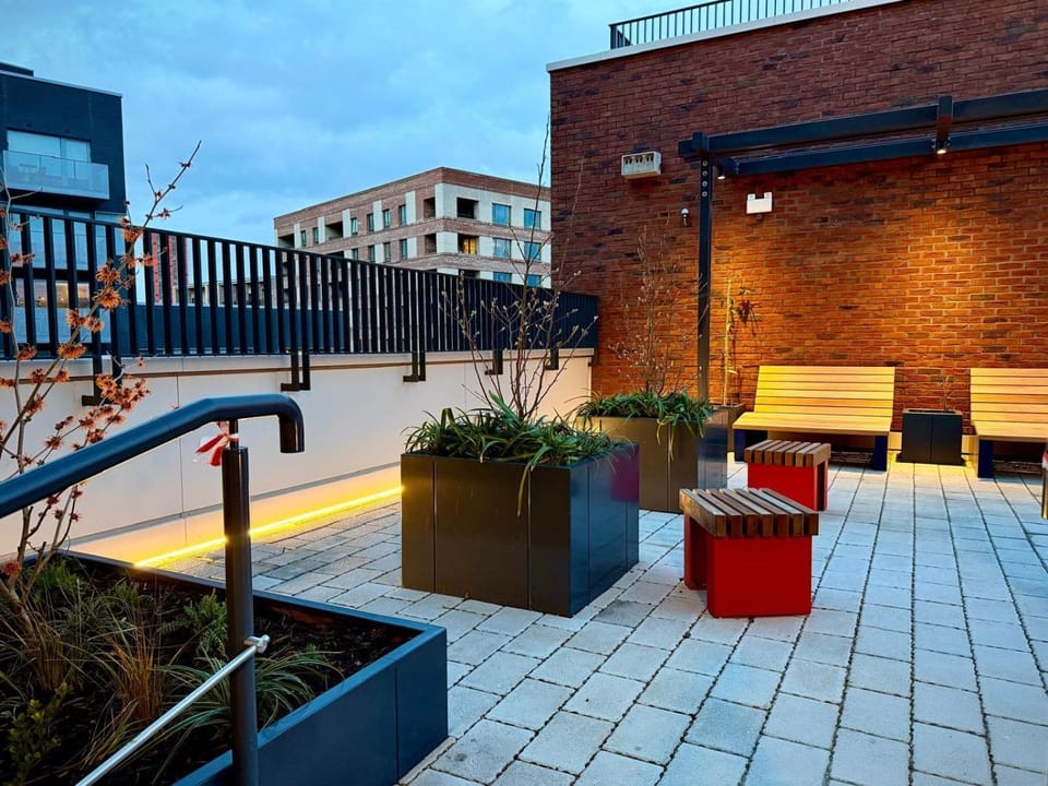 Property building, Patio, Balcony/Terrace