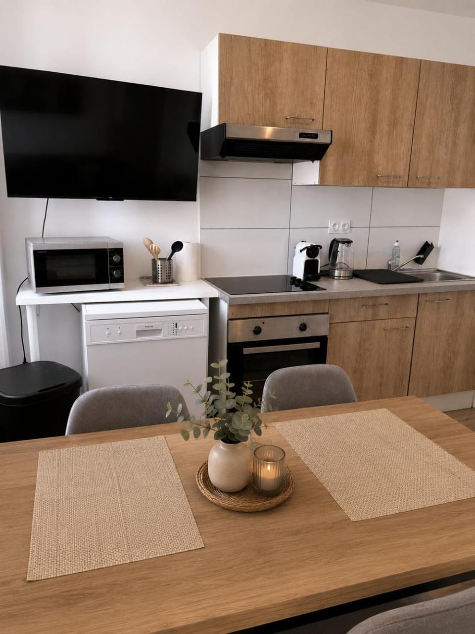 Kitchen or kitchenette, Dining area, stove