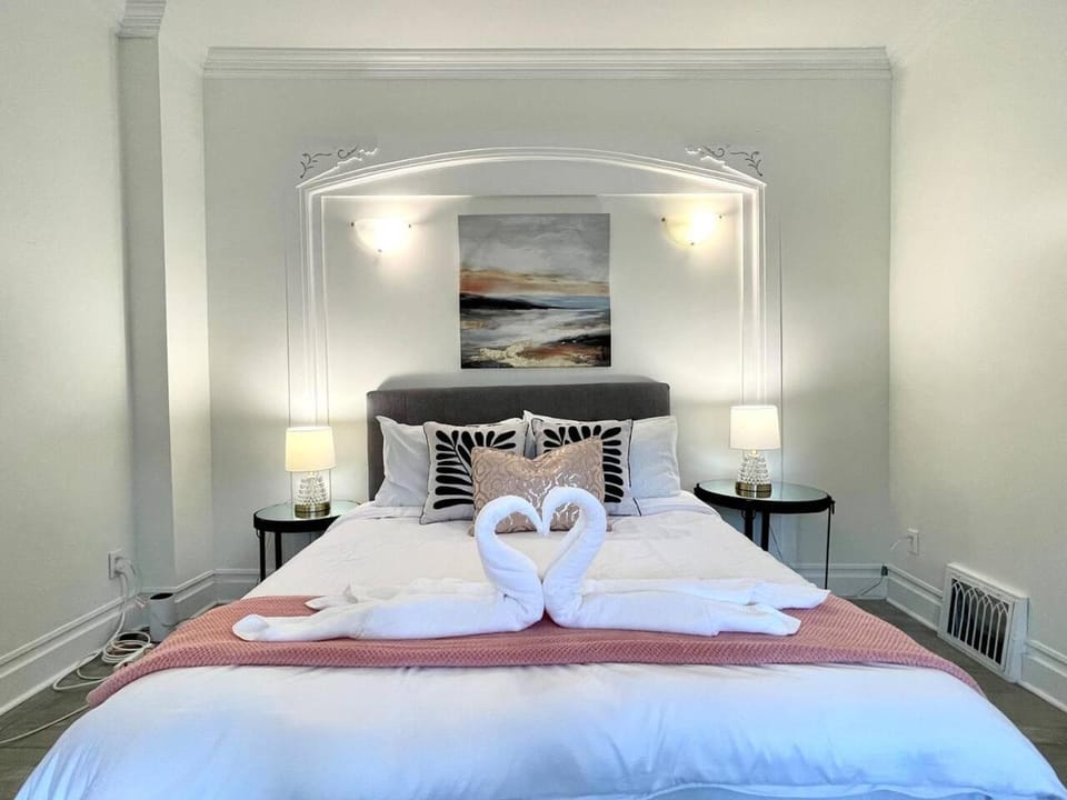 Bed, Decorative detail, Bedroom, towels