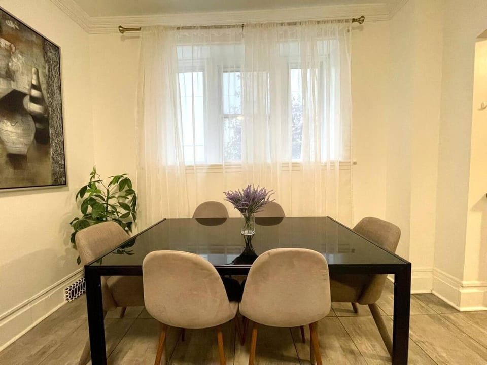 Decorative detail, Seating area, Dining area