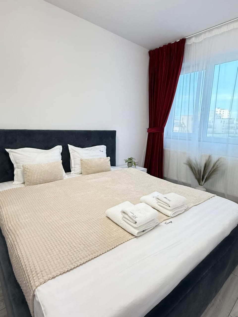 Bed, Photo of the whole room, Bedroom, towels