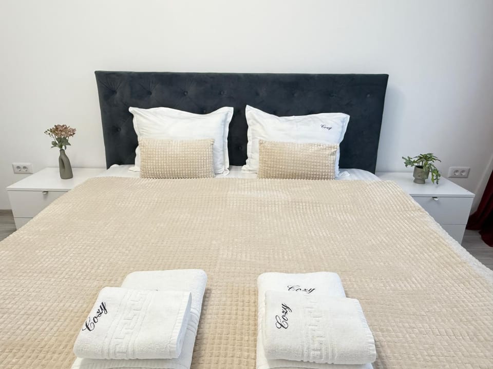 Bed, Photo of the whole room, Bedroom, towels