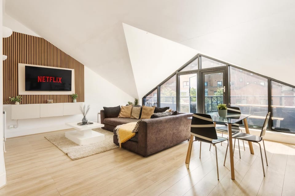 Top Floor Luxury 1BR Pent with Private Balcony Apartment in London