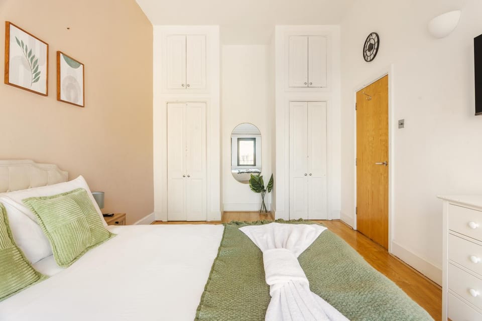 Top Floor Luxury 1BR Pent with Private Balcony Apartment in London